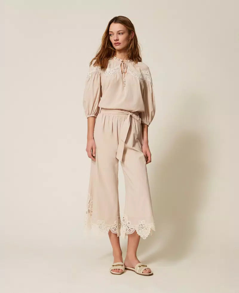 TWINSET - Pantaloni cropped in mussola con macramè