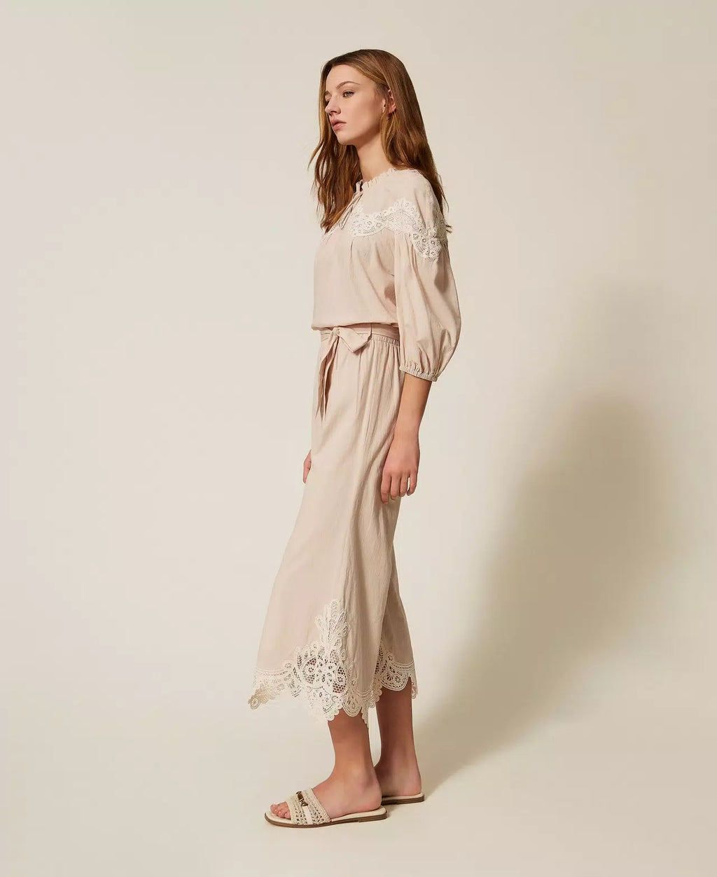 TWINSET - Pantaloni cropped in mussola con macramè