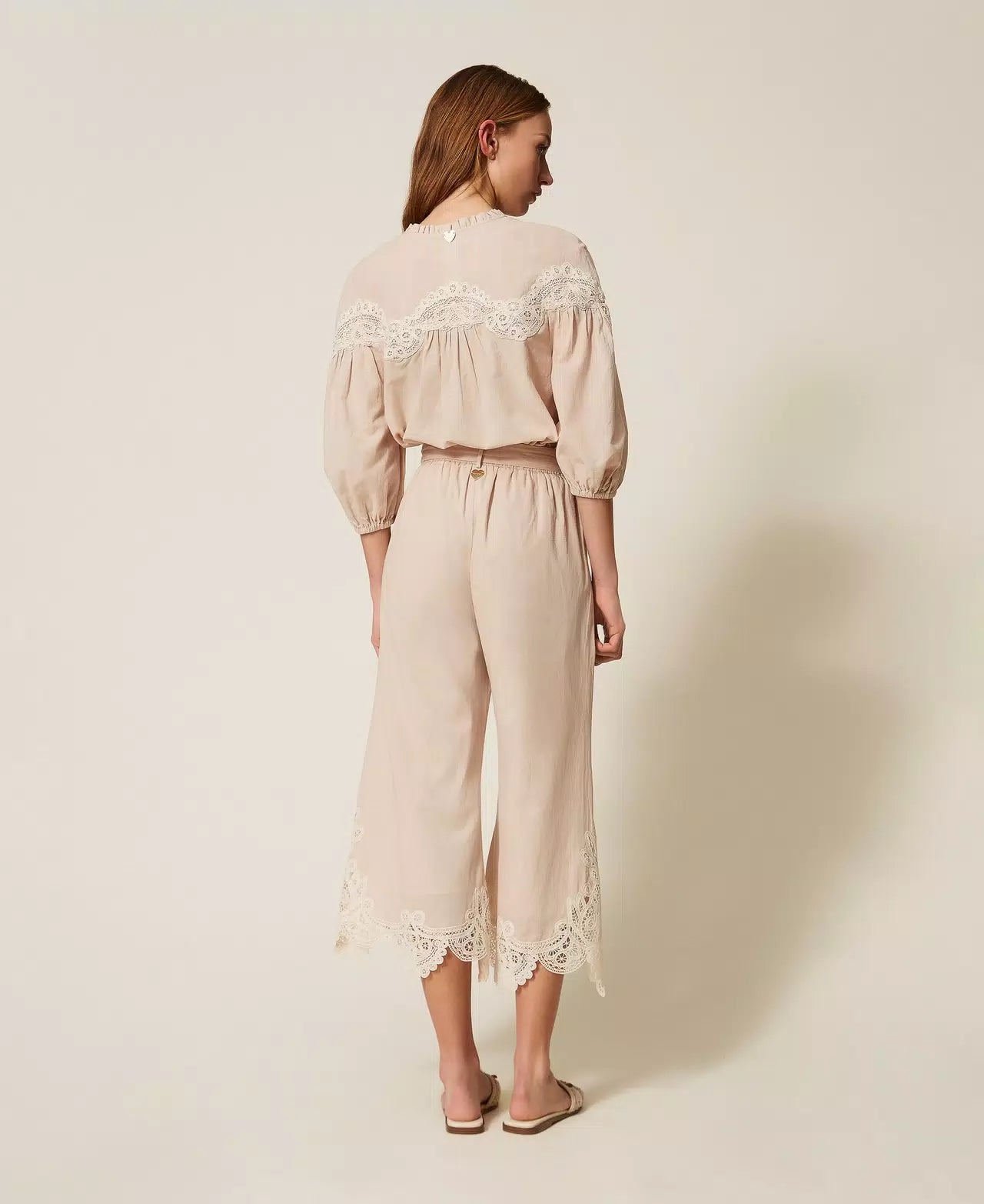 TWINSET - Pantaloni cropped in mussola con macramè