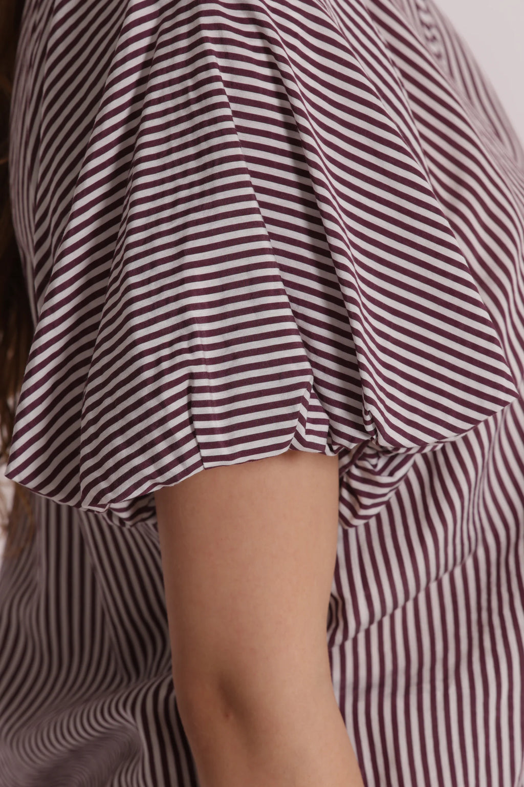 MIMIMUA - BLUSA CON MANICHE A PALLONCINO A RIGHE