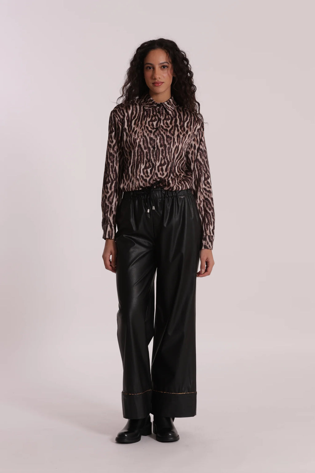 MIMI MUA PANTALONE PALAZZO IN SIMIL PELLE CON DETTAGLIO ANIMALIER