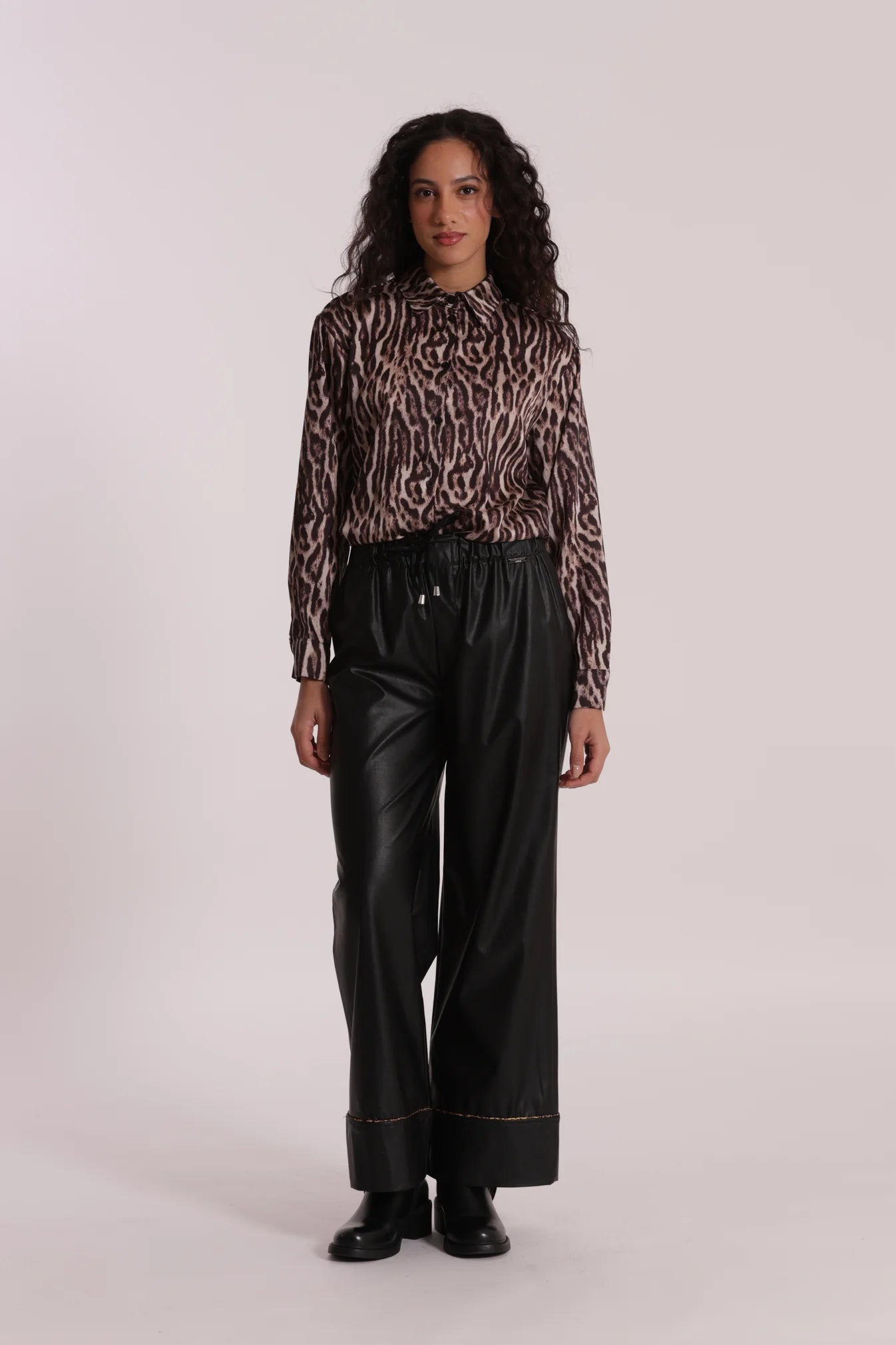 MIMI MUA PANTALONE PALAZZO IN SIMIL PELLE CON DETTAGLIO ANIMALIER