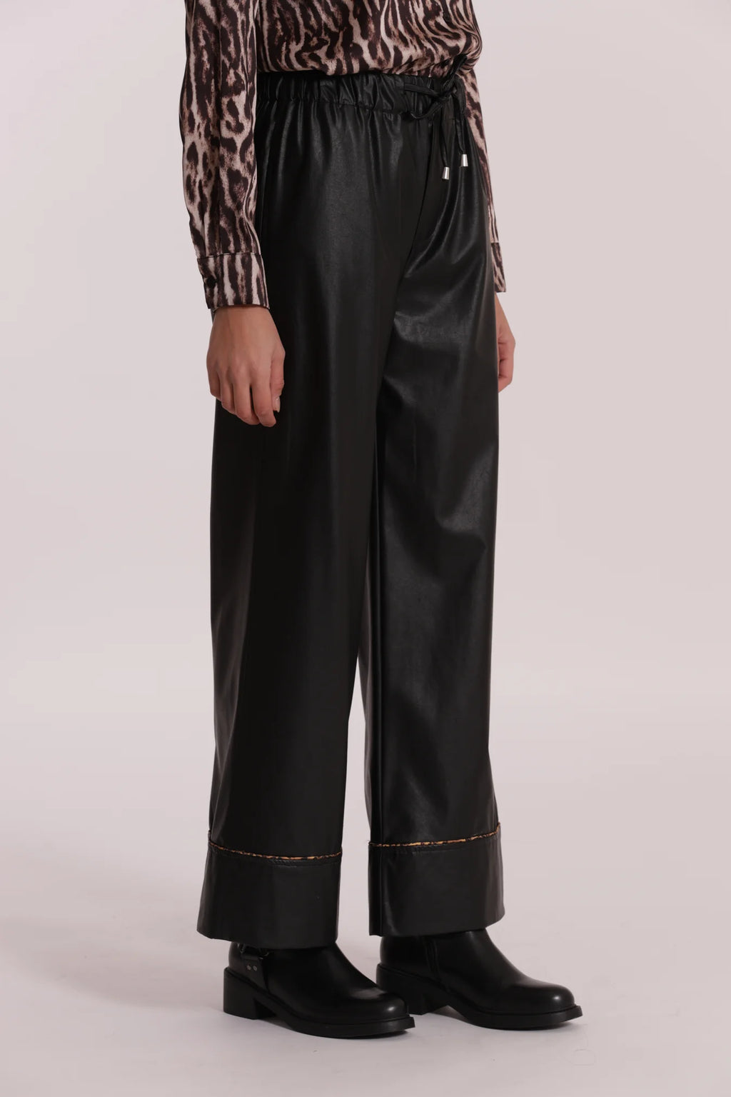 MIMI MUA PANTALONE PALAZZO IN SIMIL PELLE CON DETTAGLIO ANIMALIER