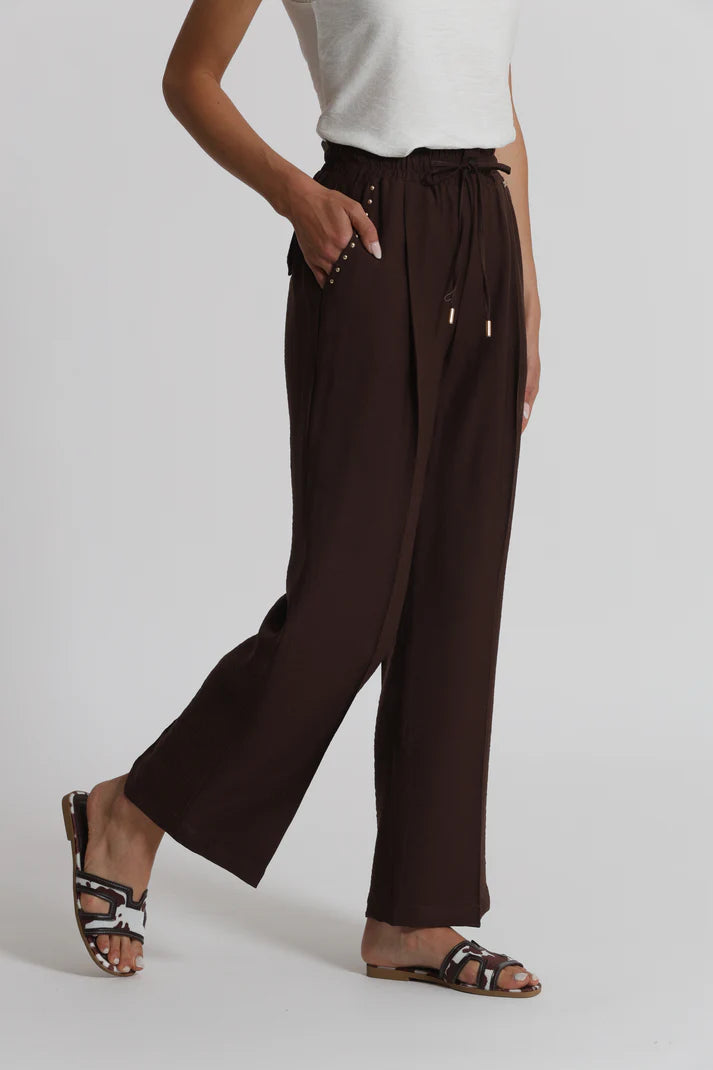 MIMIMUA - PANTALONE CON DETTAGLIO BORCHIE CIOCCOLATO