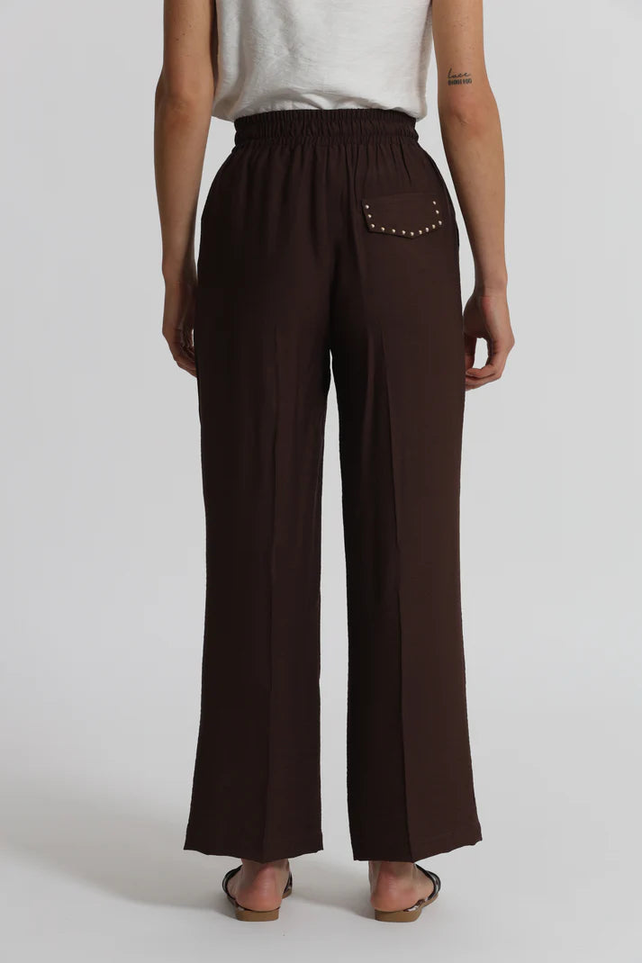 MIMIMUA - PANTALONE CON DETTAGLIO BORCHIE CIOCCOLATO