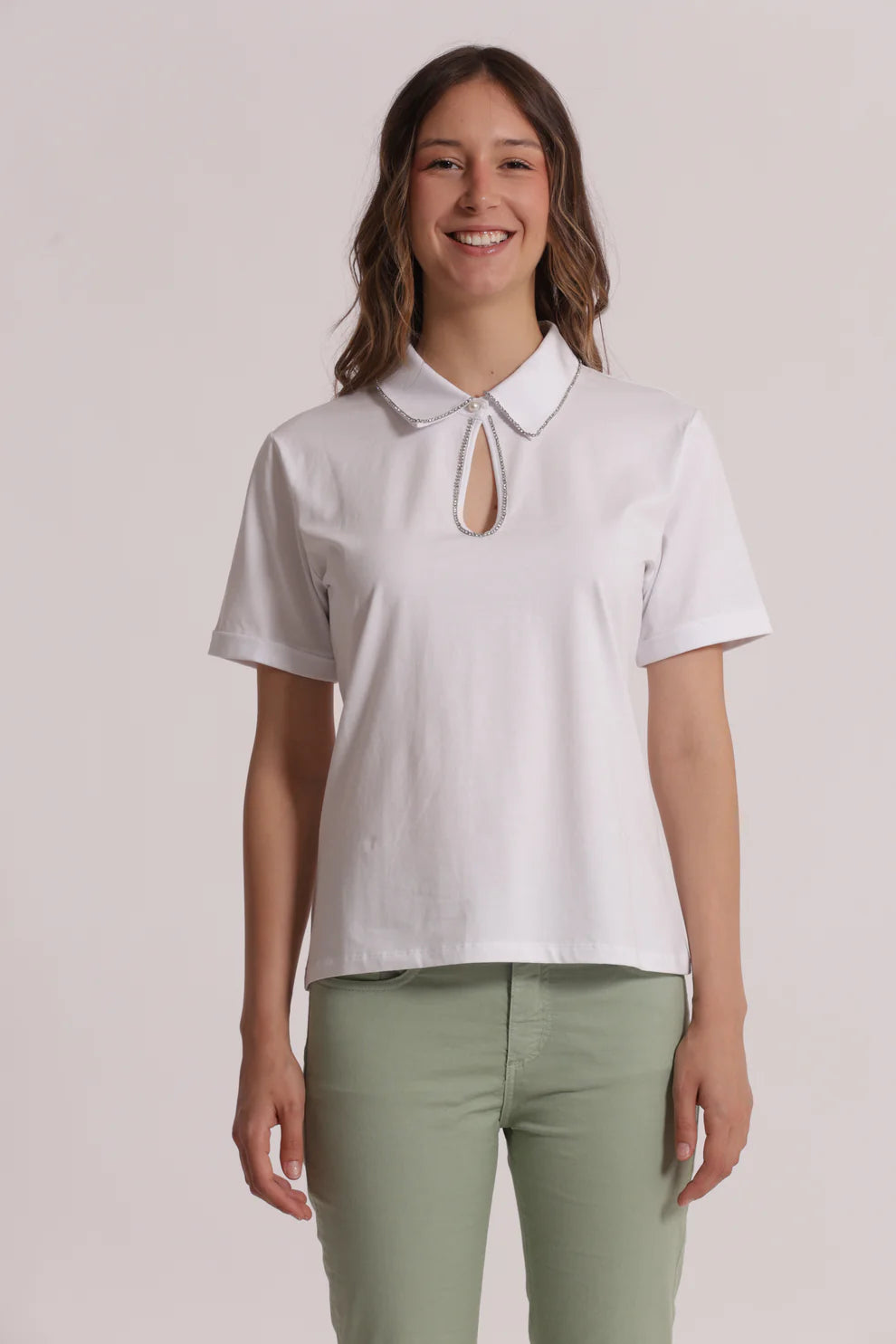 MIMIMUA - T-SHIRT CON SCOLLO A GOCCIA E RIFINITURA STRASS