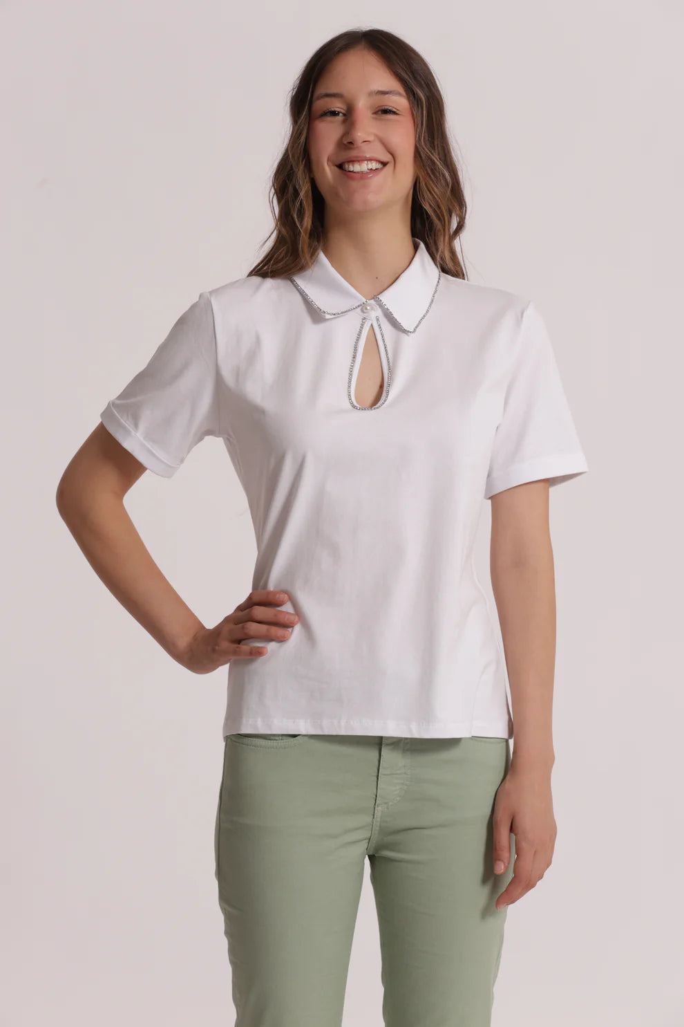 MIMIMUA - T-SHIRT CON SCOLLO A GOCCIA E RIFINITURA STRASS