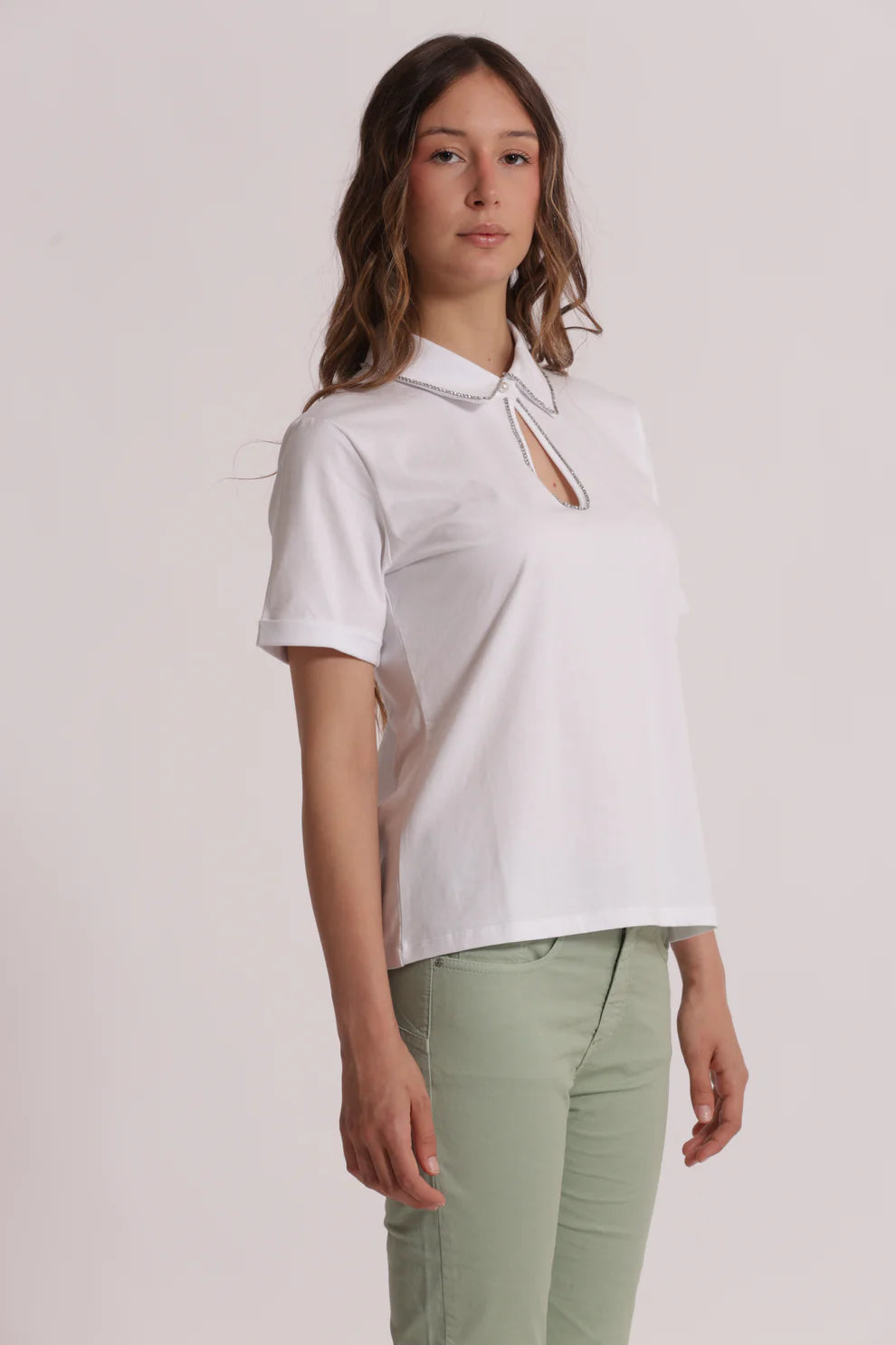 MIMIMUA - T-SHIRT CON SCOLLO A GOCCIA E RIFINITURA STRASS