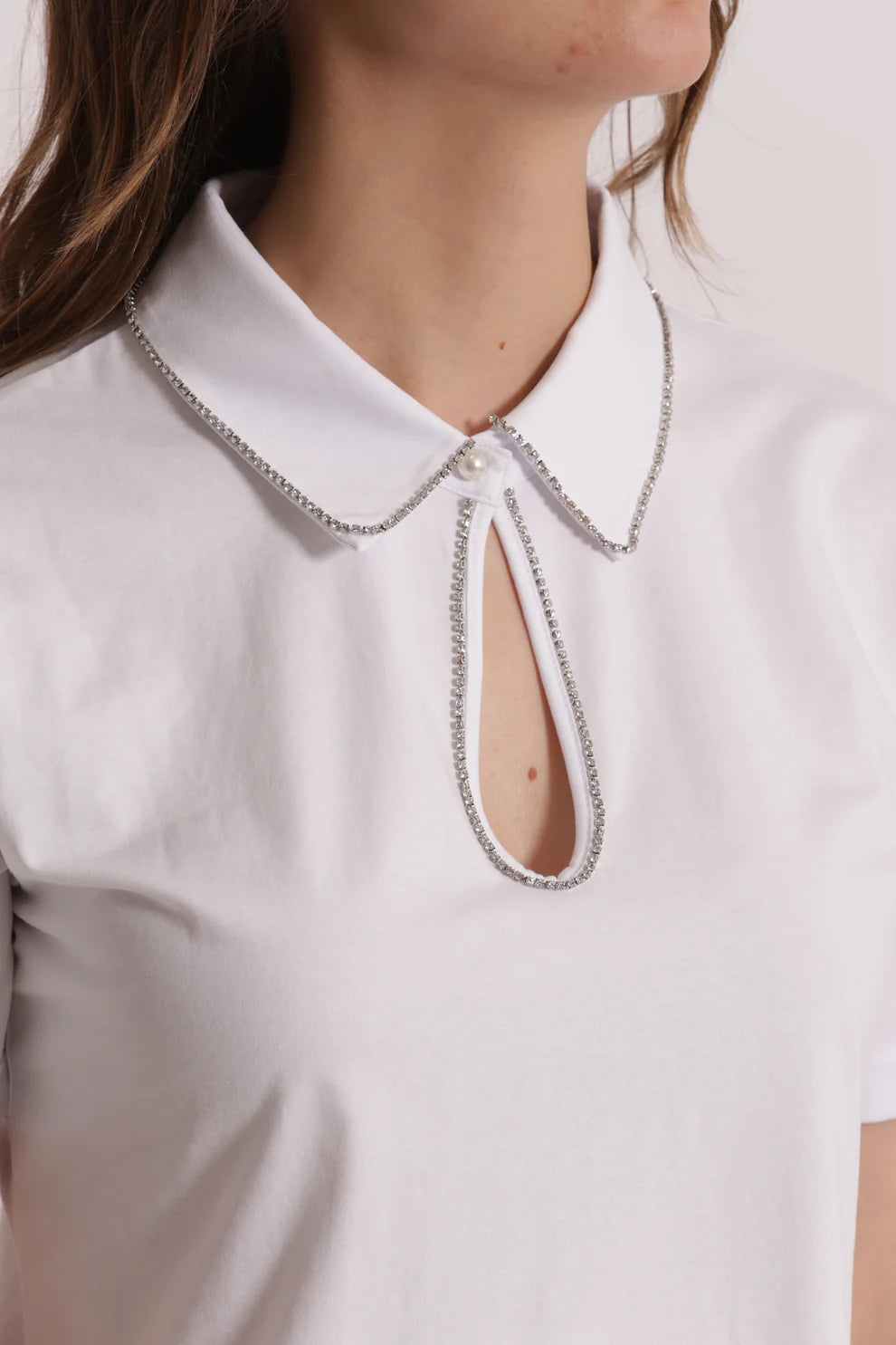 MIMIMUA - T-SHIRT CON SCOLLO A GOCCIA E RIFINITURA STRASS