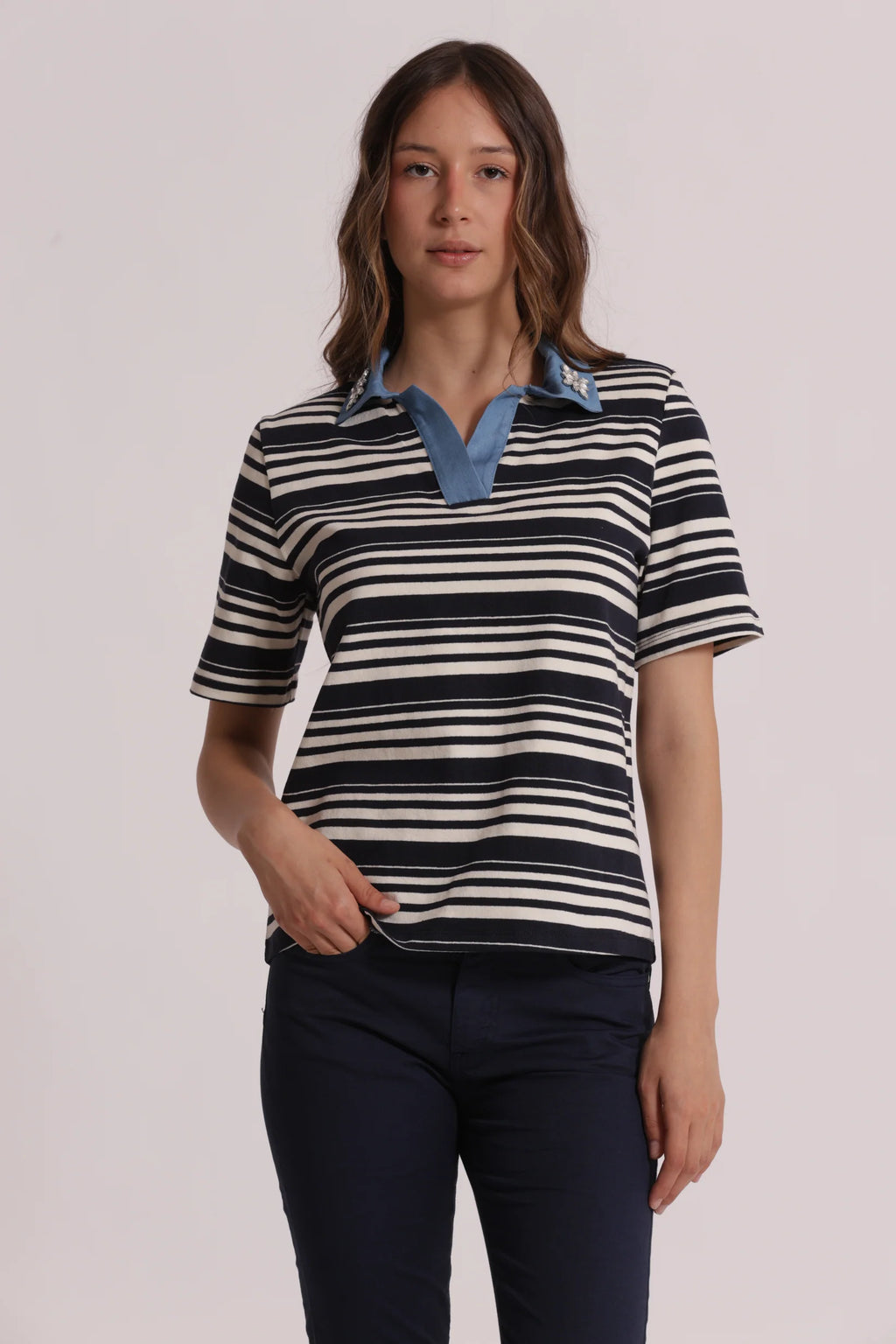 MIMIMUA - T-SHIRT A RIGHE CON COLLETTO DENIM E INSERTI IN STRASS
