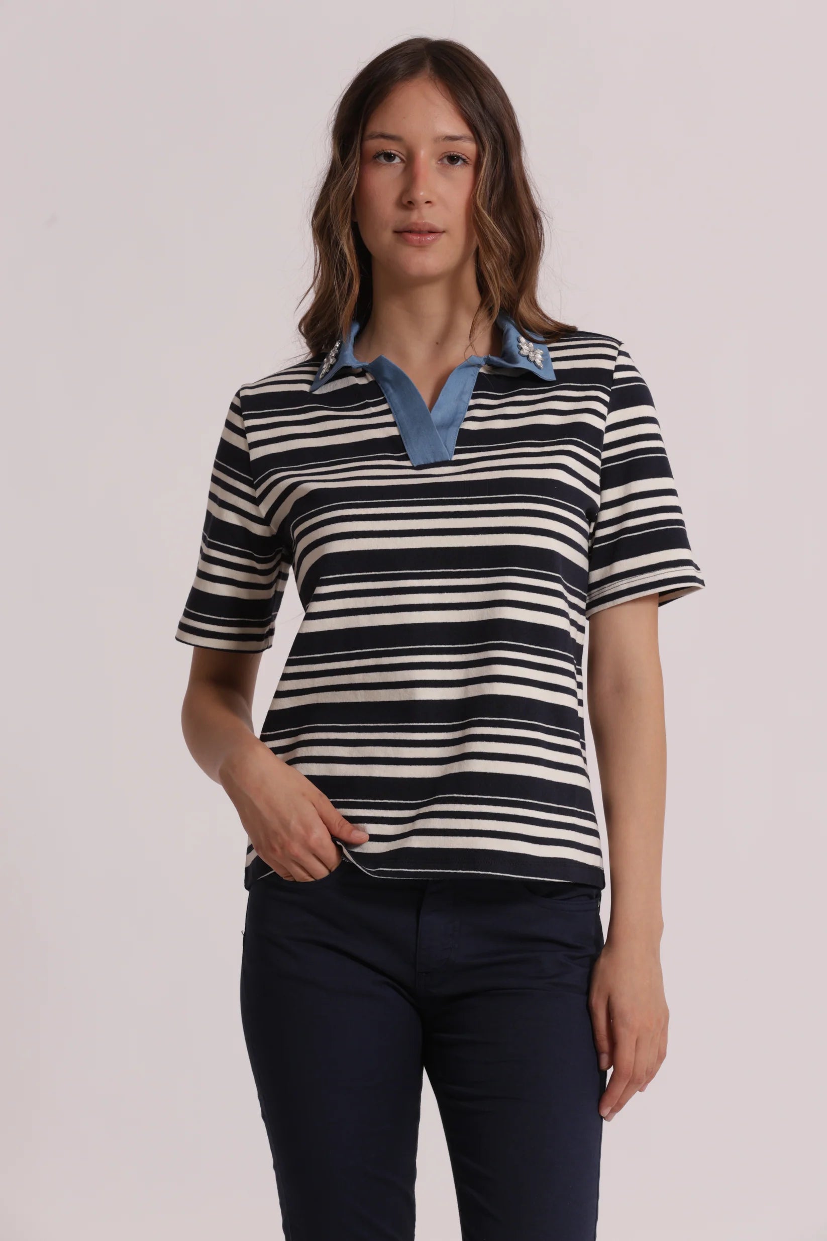 MIMIMUA - T-SHIRT A RIGHE CON COLLETTO DENIM E INSERTI IN STRASS