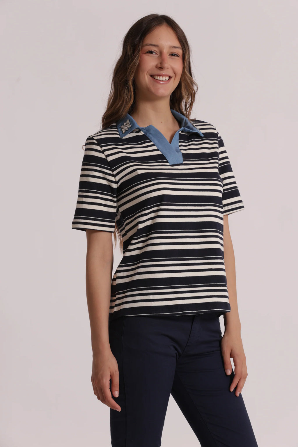 MIMIMUA - T-SHIRT A RIGHE CON COLLETTO DENIM E INSERTI IN STRASS