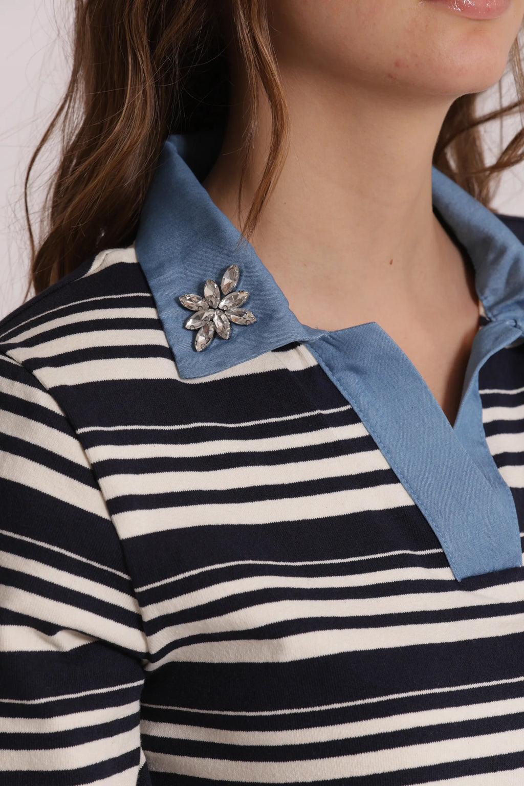 MIMIMUA - T-SHIRT A RIGHE CON COLLETTO DENIM E INSERTI IN STRASS
