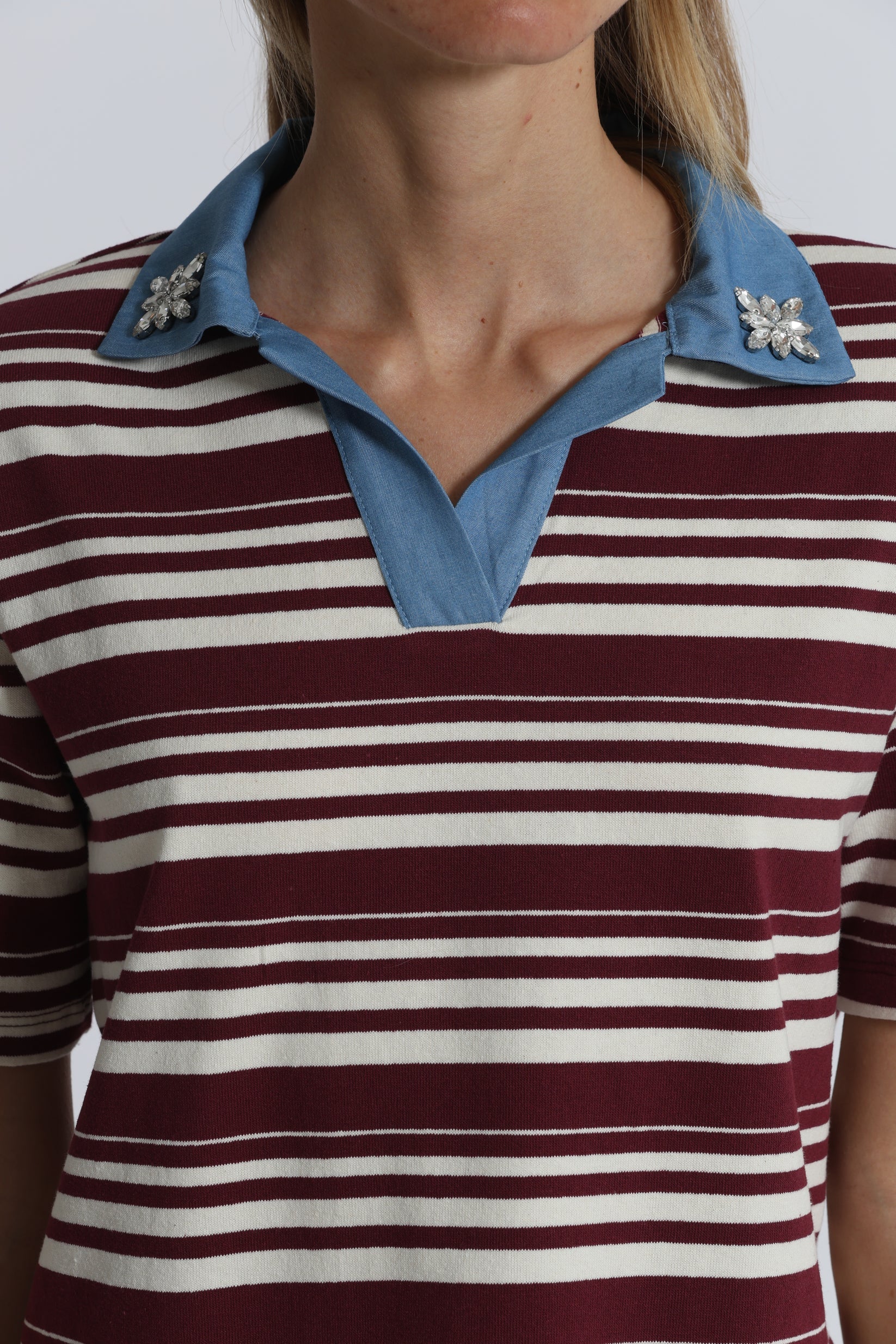 MIMIMUA - T-SHIRT A RIGHE CON COLLETTO DENIM E INSERTI IN STRASS