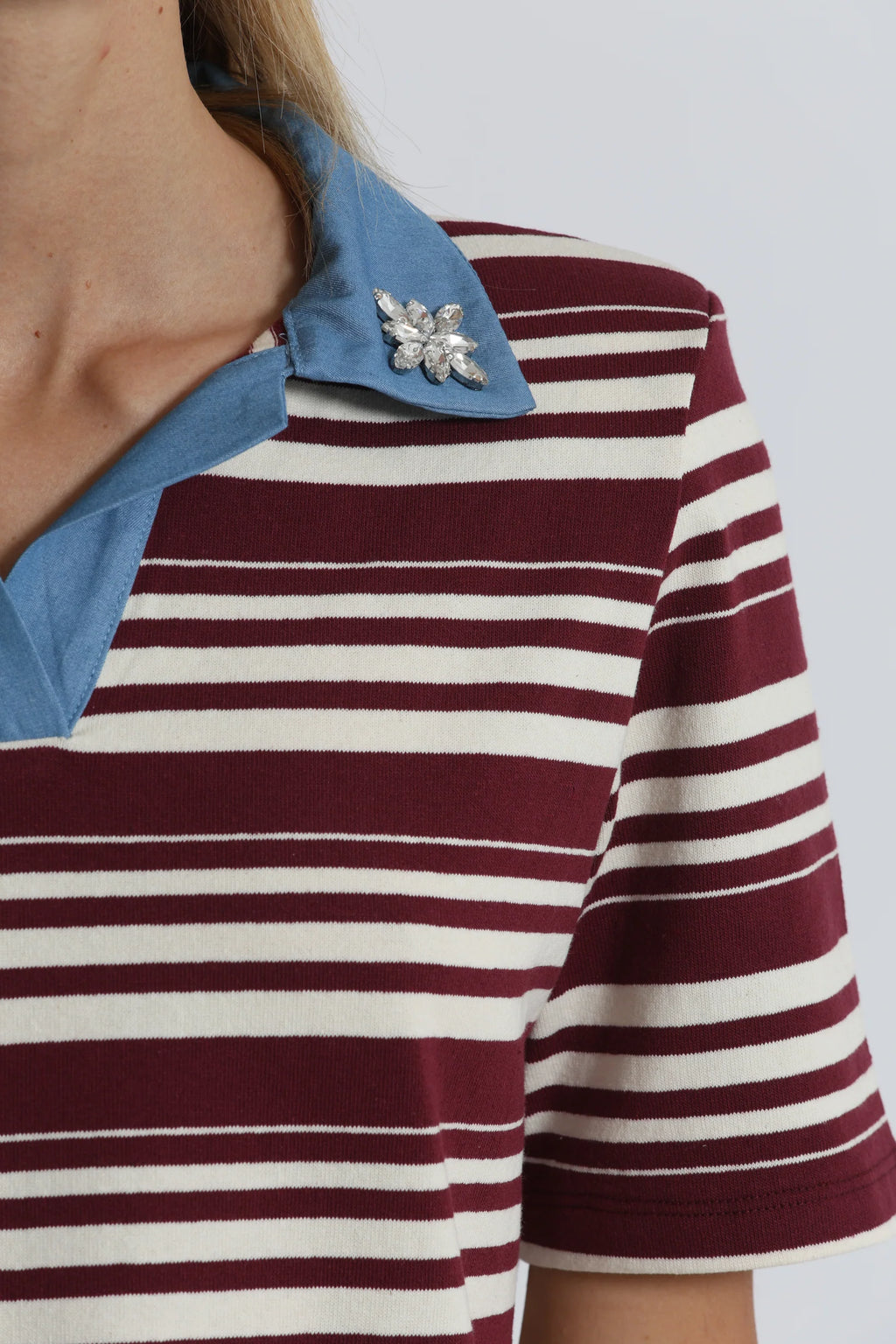 MIMIMUA - T-SHIRT A RIGHE CON COLLETTO DENIM E INSERTI IN STRASS